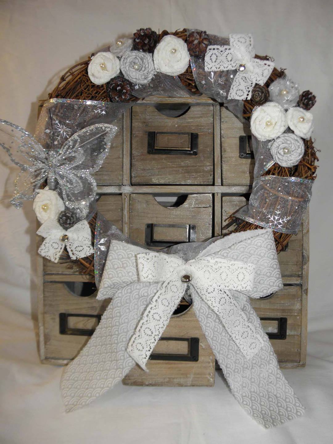 Couronne Shabby avec Papillon Argenté, Roses en Tissu Japonais Des Vagues Argentées et Dentelle, Pom