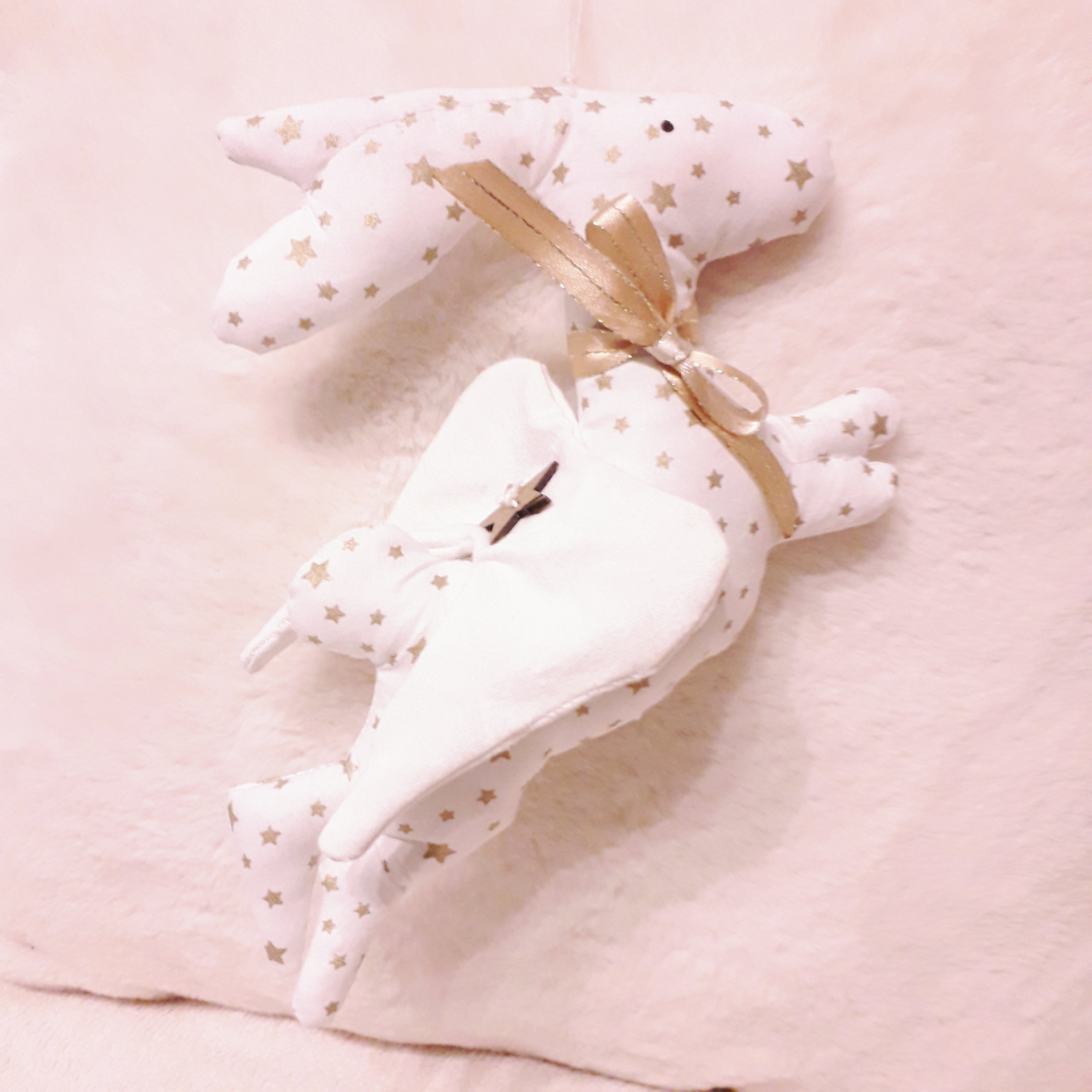 Lapin à Suspendre avec Des Ailes Inspiration Tilda en Tissu Coton Cercles Rétro Pour La Décoration