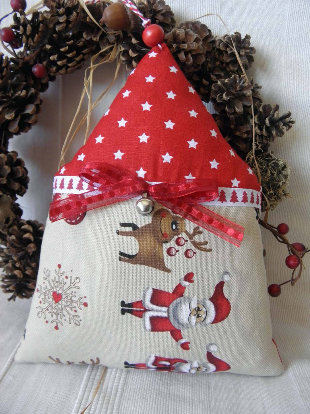 Maison en Tissu Père Noël, Rennes et Houx Pour La Décoration de Maison