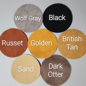 Puede incluir: Siete muestras de tela en diferentes tonos de marr&oacute;n, beige y gris. Las muestras est&aacute;n etiquetadas con los siguientes nombres: Russet, Golden, British Tan, Wolf Gray, Black, Sand y Dark Otter.