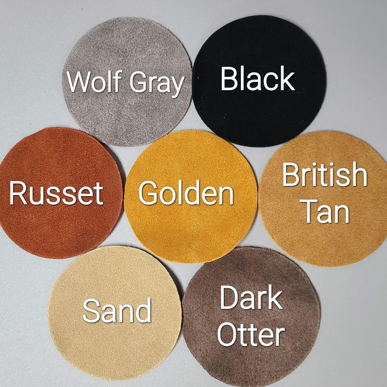 Puede incluir: Siete muestras de tela en diferentes tonos de marr&oacute;n, beige y gris. Las muestras est&aacute;n etiquetadas con los siguientes nombres: Russet, Golden, British Tan, Wolf Gray, Black, Sand y Dark Otter.