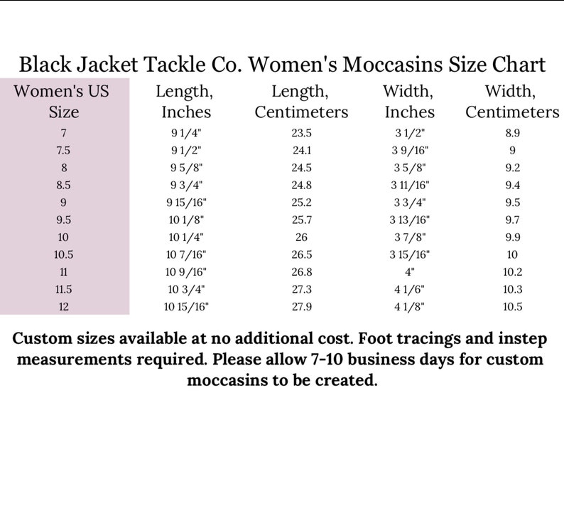 Może przedstawiać: Tabela rozmiar&oacute;w mokasyn&oacute;w damskich firmy Black Jacket Tackle Co. Tabela zawiera rozmiary but&oacute;w damskich w USA, odpowiadające im wymiary długości w calach i centymetrach oraz szerokości w calach i centymetrach.