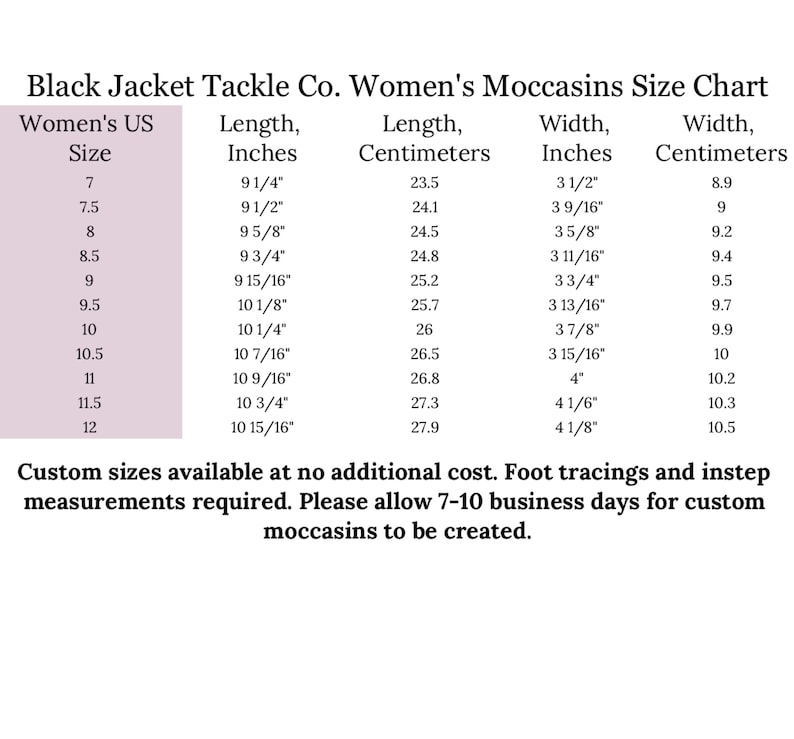 Puede incluir: Una tabla de tallas para mocasines de mujer de Black Jacket Tackle Co. La tabla muestra las tallas de zapatos de mujer de EE. UU., las longitudes correspondientes en pulgadas y cent&iacute;metros, y los anchos en pulgadas y cent&iacute;metros.