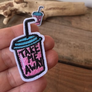 Może przedstawiać: Haftowany naszywka do prasowania w kolorze różowym i niebieskim z napisem "Take me away" na kubku do picia ze słomką.