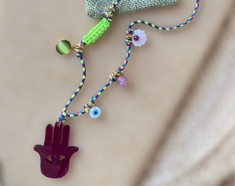 Collier grigri avec cordon en coton tressé ,pendentif acrylique main de fatma , bon chance, hamsa