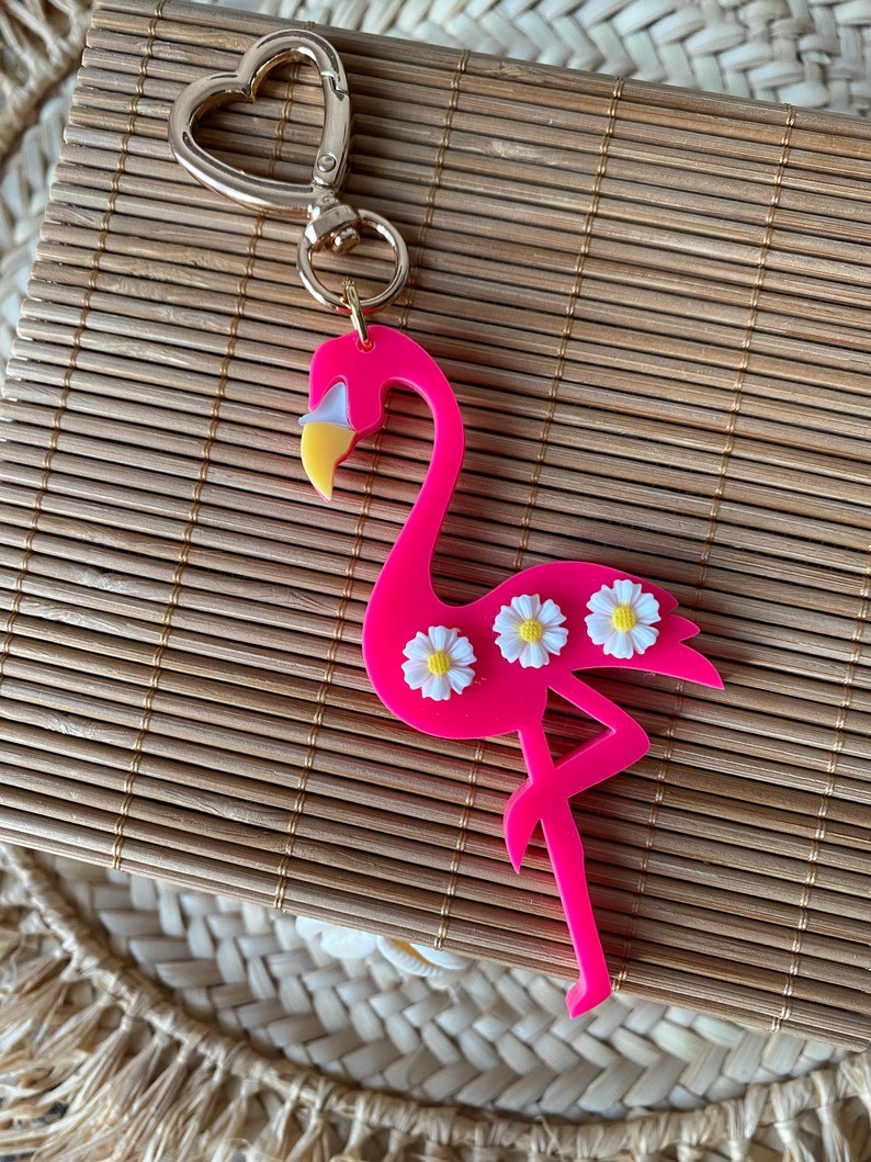 porté clés acrylique flamant rose , bijoux dété ,marguerites image 4