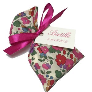 Lot de 5 sachets de dragées personnalisés en Liberty Betsy fuchsia image 5