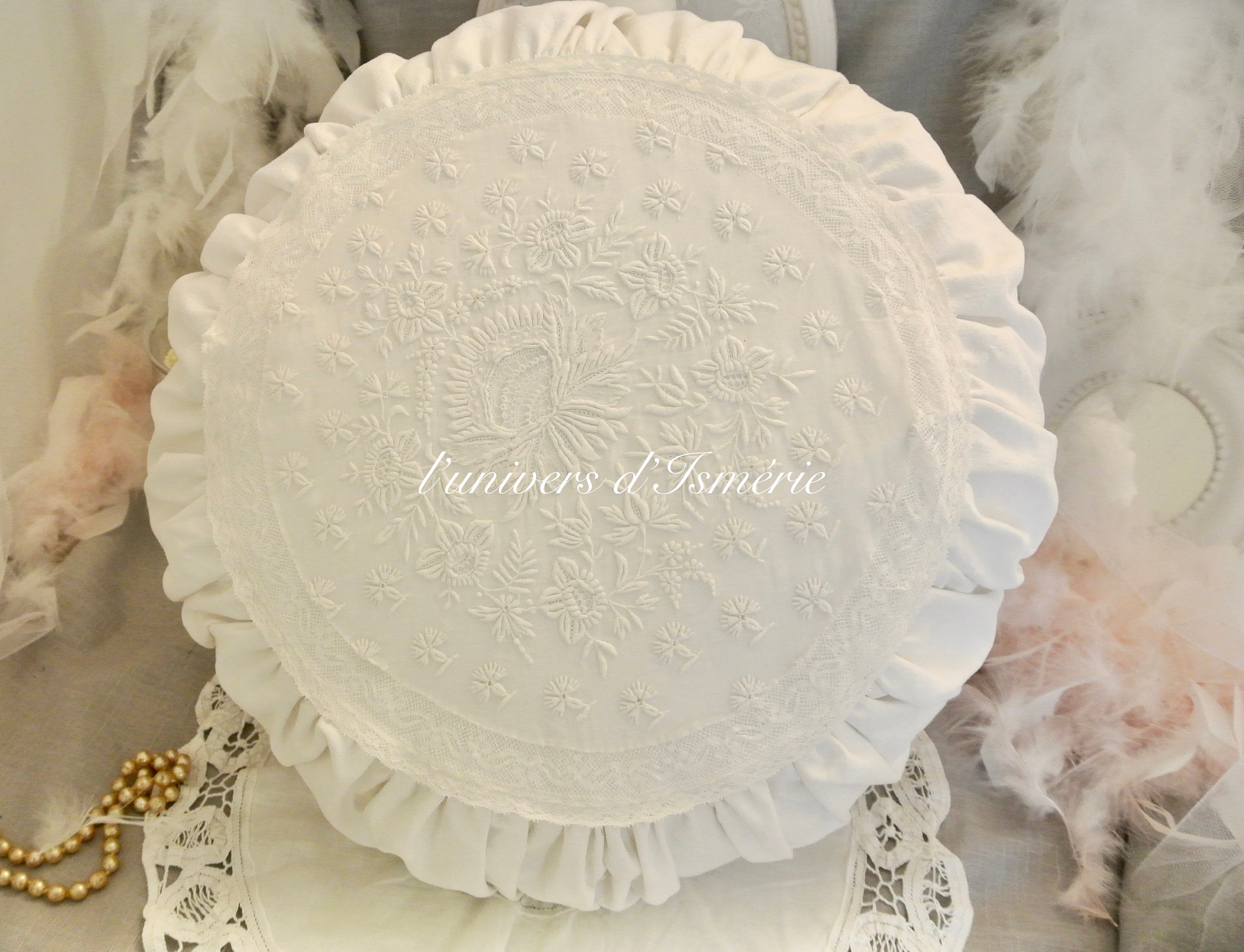 Coussin Rond en Dentelle Ancienne Blanche