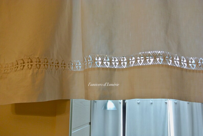 Belle cantonnière shabby gris et rose avec pompons - Le Grenier de Lisette