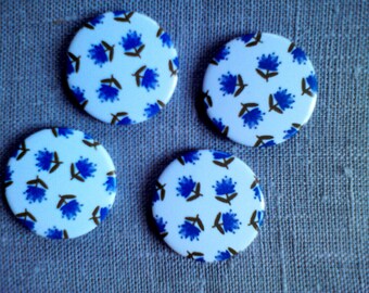 Magnets badge blue eyelet round