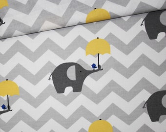 Tissu éléphants gris avec parapluie jaune sur des chevrons gris et blancs en coton imprimé oeko tex