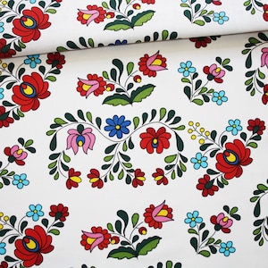 Peut inclure: Tissu blanc avec un motif répétitif de fleurs et de feuilles colorées. Les fleurs sont rouges, roses, bleues et jaunes. Les feuilles sont vertes.