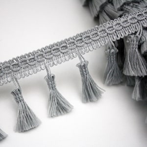 Galon pompons frange 53 mm gris