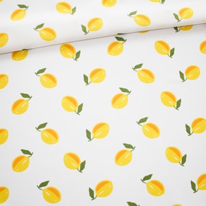 Könnte beinhalten: Ein weißer Stoff mit einem sich wiederholenden Muster aus gelben Zitronen mit kleinen grünen Blättern. Jede Zitrone ist in einem einfachen, stilisierten Design dargestellt und gleichmäßig über die Stoffoberfläche verteilt, was ein einheitliches Fruchtmotiv ergibt.