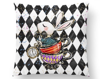 Puede incluir: Conejo blanco con chaleco azul y pajarita, sentado en una pila de tazas de té, con un reloj de bolsillo en el lateral. El fondo es un patrón de cuadros negros y blancos con purpurina dorada.