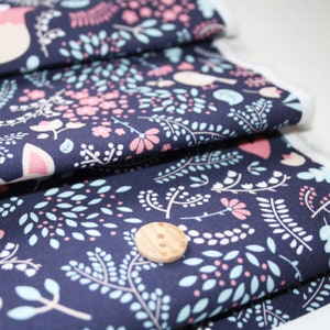 Tissu renards et fleurs en coton imprimé PREMIUM oeko tex fond bleu marine image 4