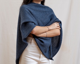 PUKYA / Poncho de alpaca - Leve e elegante, tricotado à mão no Peru / Xale para viagem