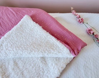 Petite couverture pour bébé, gaze de coton à pois dorés et tissu sherpa.