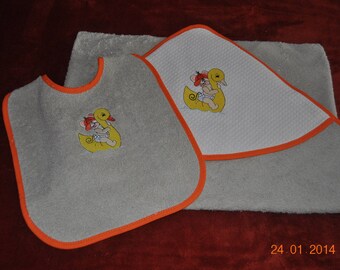 ENSEMBLE SORTIE DE BAIN BEBE TISSUS EPONGE 1MX1M CAPUCHE DOUBLEE ET BAVOIR SOURIS CANARD AVEC PRENOM BRODE