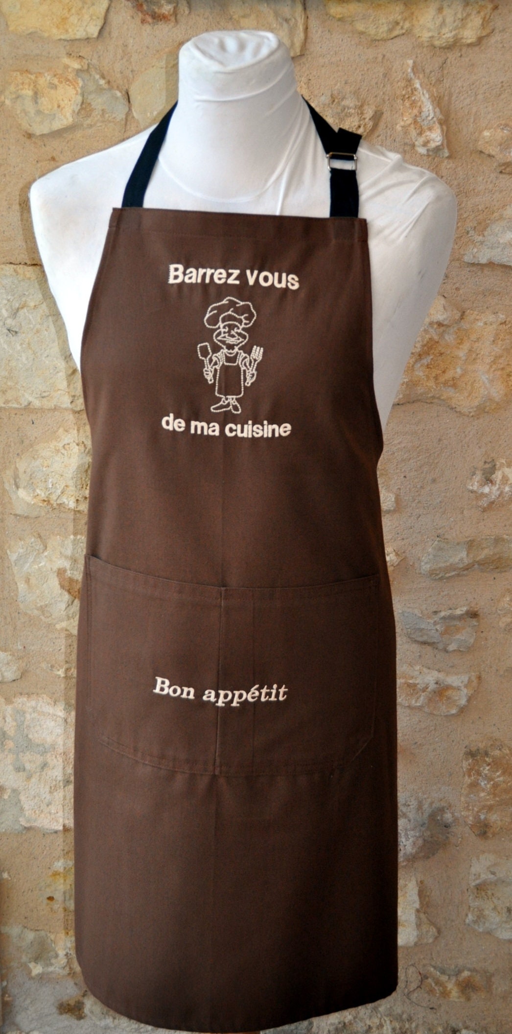 Tablier Homme Barrez Vous de Ma Cuisine Tissu Bordeaux avec Prénom Brodé Poche Brodée