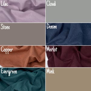 Pode incluir: Uma carta de cores de amostra de tecido com oito cores diferentes: lil&aacute;s, nuvem, pedra, denim, cobre, merlot, verde-esmeralda e vison.