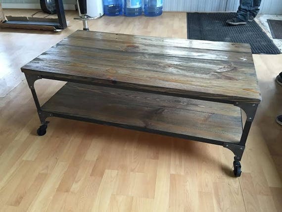 Table Basse Industriel Pin Massif Vieilli Sur Roulette Etsy