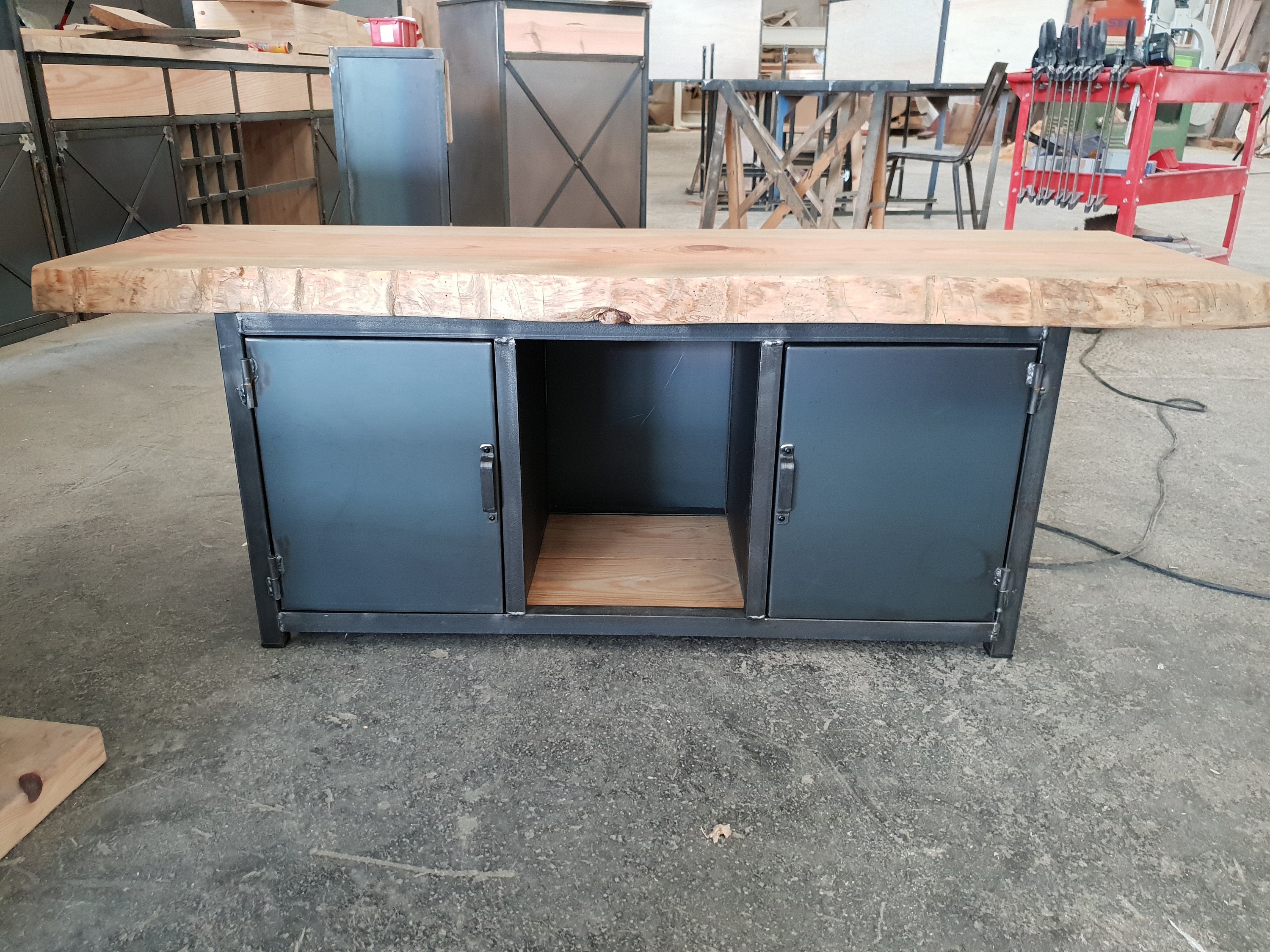 Meuble Tv Industriel Structure en Acier Bleuté 2 Portes Aciers Plateau Du Dessus Pin Massif de 45 mm