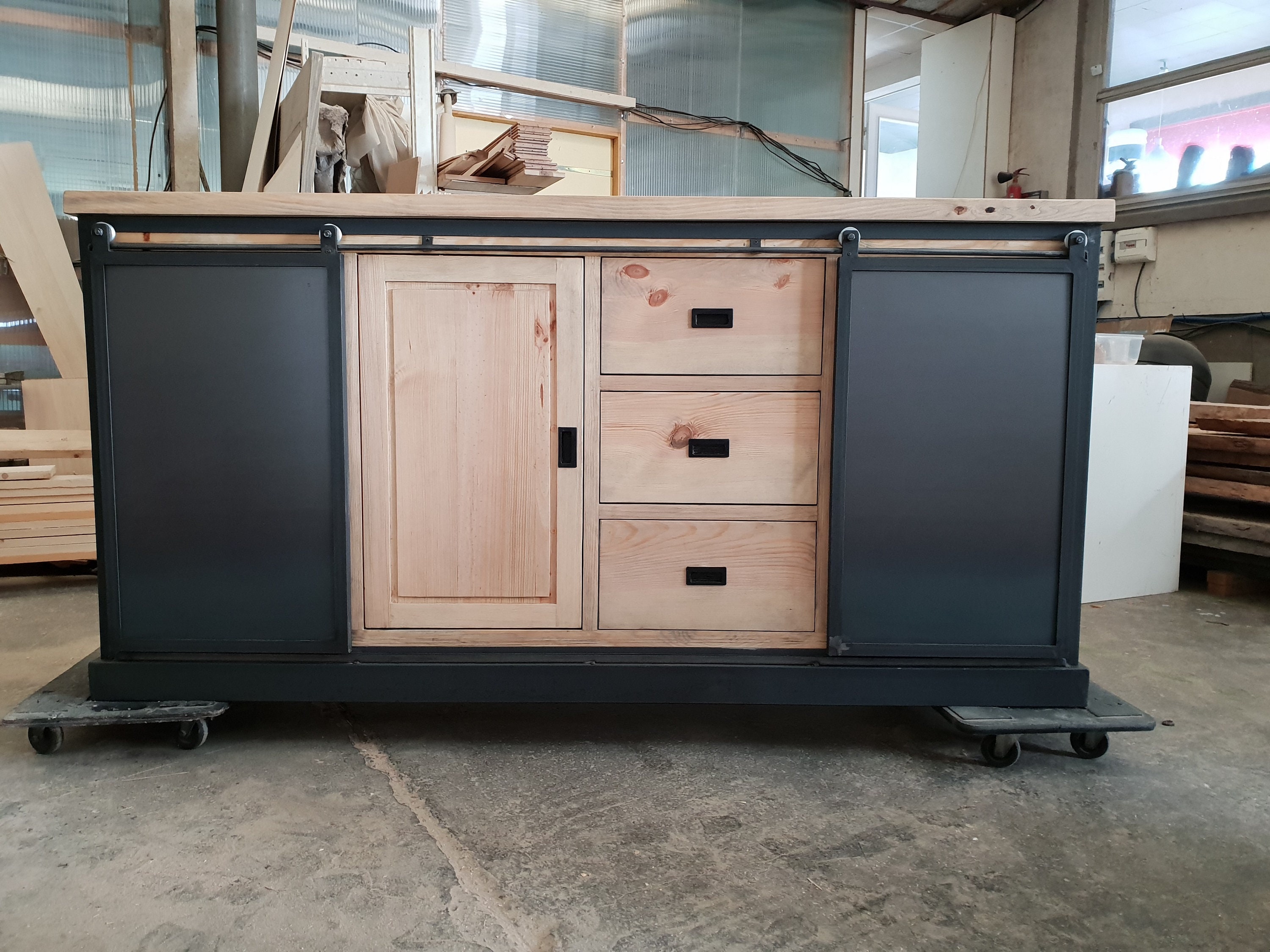 Buffet Industriel Acier et Bois Massif 2 Portes Coulissantes 1 Porte Battante 3 Tiroirs Bois