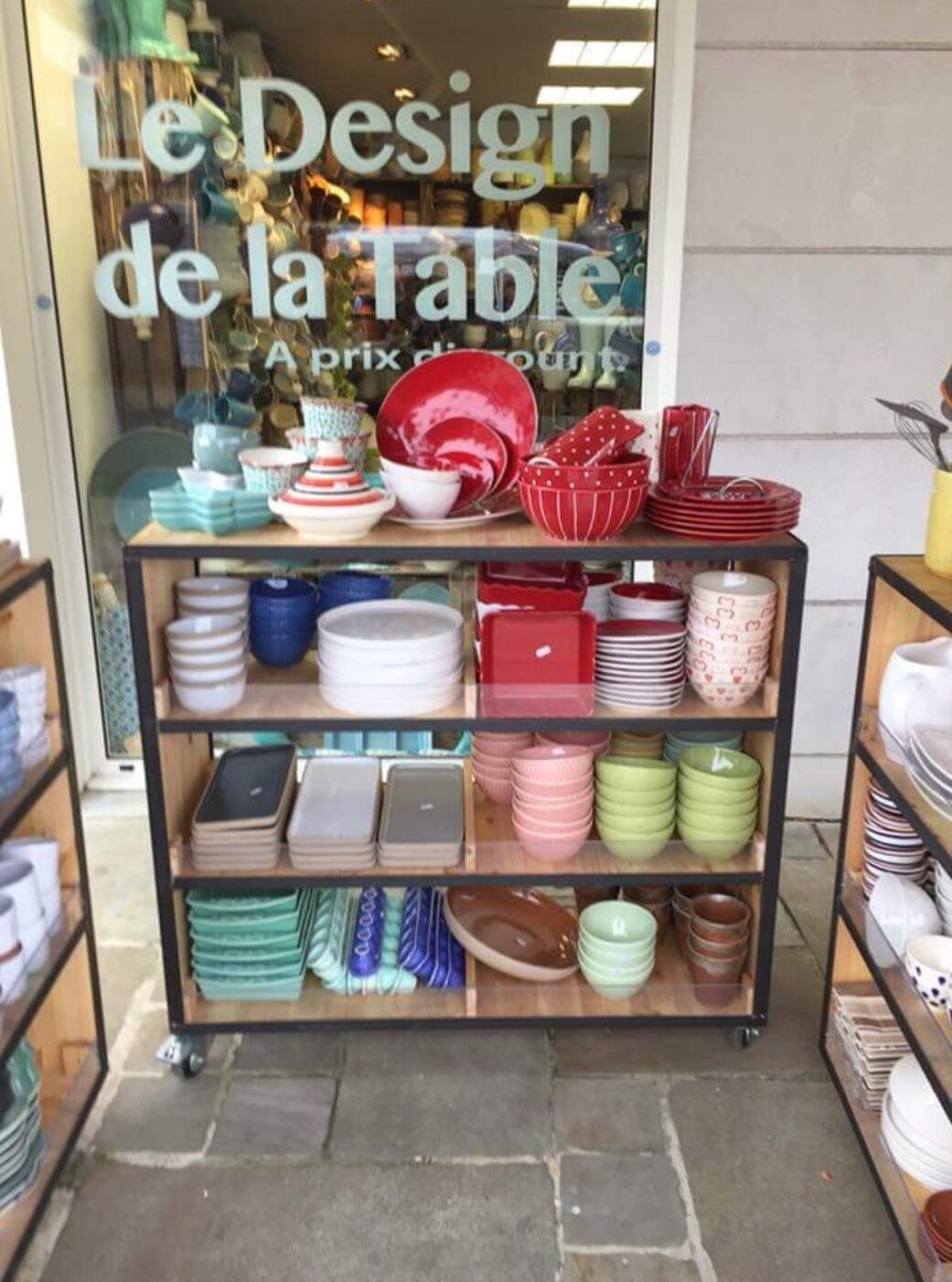 Étagères Meuble Style Industriel Structure en Acier Soudure Apparente sur Roulette