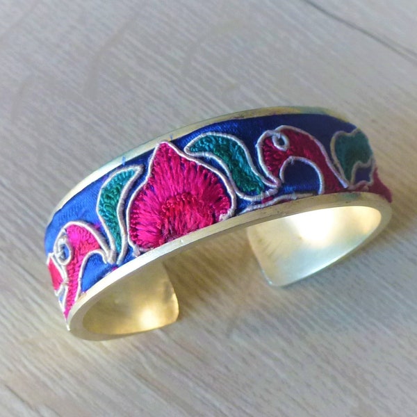 bracelet jonc en broderie ethnie Miao chinois et argent Miao, tissu brodé à la main effet vintage, bijoux ethnique Hmong. ASIAN-MOOD