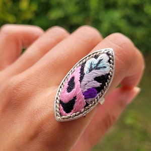 モン族の民族刺繍リング、手刺繍の花、調節可能なリング、ビンテージ スタイルの中国ミャオ族の民族ジュエリー。アジアンムード