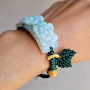 Armband aus natürlichem burmesischem Jadeit der Güteklasse A mit geschnitzter Blume, echte grüne Jade, Makrameeblatt, grüne Kordel, 16 cm+. ASIATISCHE STIMMUNG