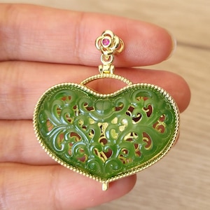 geschnitzter Herzanhänger 36 mm, natürliche sibirische Nephrit-Jade, spinatgrün, mit Zertifikat, Parfümbox, filigraner Schmuck. ASIATISCHE STIMMUNG