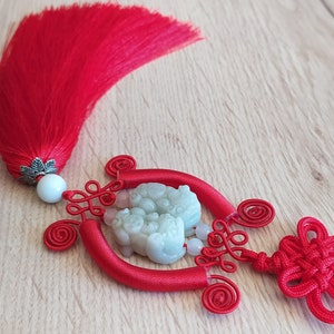 Pixiu fortune pendant 32 cm natural grade A jadeite from Burma, FengShui home decoration lucky charm, red Chinese knot. ASIAN-MOOD