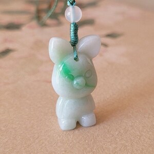 Colgante de lechón de jadeíta de Myanmar de grado A natural de 33 mm, jade verde blanco genuino, un bonito collar de animal para ella. ASIAN-MOOD