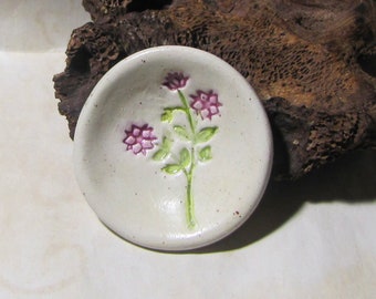 Mini coupelle vide poche en céramique artisanale, range bijou, repose sachet de thé, chocolat, marque place, fleur sauvage rose ou mauve