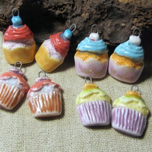 Au choix  cupcake 1 paire de breloques en porcelaine artisanale pour création bijou gourmand, pâtisserie, céramique pour boucles d'oreilles