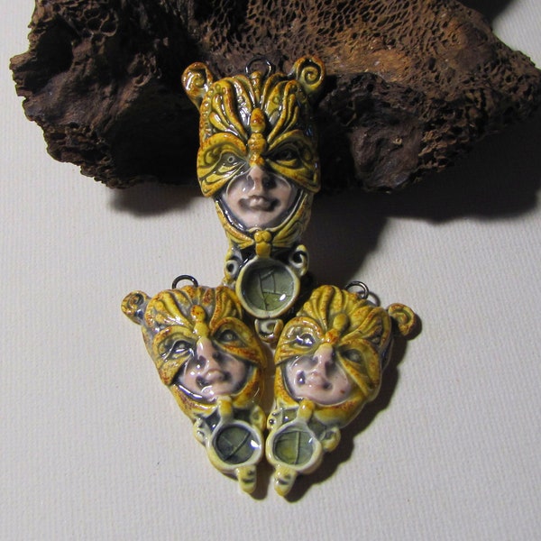 Visage féerique, masque papillon en céramique artisanale et verre, création bijou, ocre miel, au choix 1 pendentif ou 2 breloques