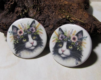 Boucles d'oreilles chat noir et blanc couronne de fleurs céramique artisanale, décor double face dos fleuri, idée cadeau, fait main unique