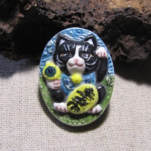 Maneki neko, chat noir et blanc porte bonheur, cabochon en céramique artisanale, création broche, bague, mosaïque, collage, peint à la main