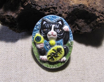 Maneki neko, schwarz-weiße Glückskatze, handgefertigter Keramik-Cabochon, Broschenkreation, Ring, Mosaik, Collage