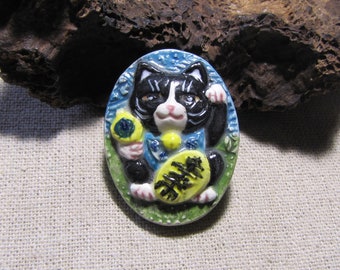 Maneki neko, chat noir et blanc porte bonheur, cabochon en céramique artisanale, création broche, bague, mosaïque, collage