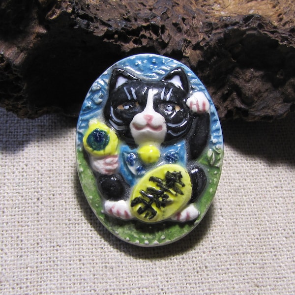 Maneki neko, chat noir et blanc porte bonheur, cabochon en céramique artisanale, création broche, bague, mosaïque, collage