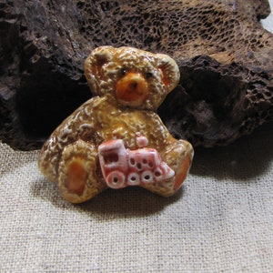 Cabochon nounours et sa locomotive, doudou, céramique artisanale, création tableau, orange, décoration chambre enfant bébé, cadeau naissance