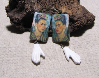 Portrait Frida Kahlo, céramique artisanale, boucles d'oreilles dormeuses, idée cadeau, peinture, tableau, art, breloques mains, unique