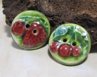 Bouton en céramique artisanale fraise ou cerise au choix, couture, tricot, crochet, mercerie, bouton 2 trous 28 mm, camaïeu vert rouge