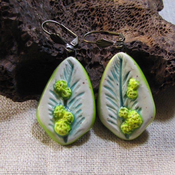 Mimosa, boucles d'oreilles en céramique artisanale, dormeuses bronze, beige jaune vert, fait main, unique, bijou de printemps