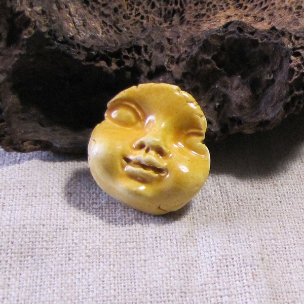 Visage bébé enfant en céramique artisanale, au choix 1 cabochon à sertir ou coller pour création, visage poupée céramique, jaune orange