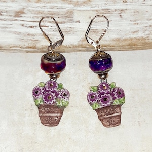 Goldene Ohrhänger, handgefertigter violetter Keramik-Herzblumentopf, fuchsia-violette Glasperlen