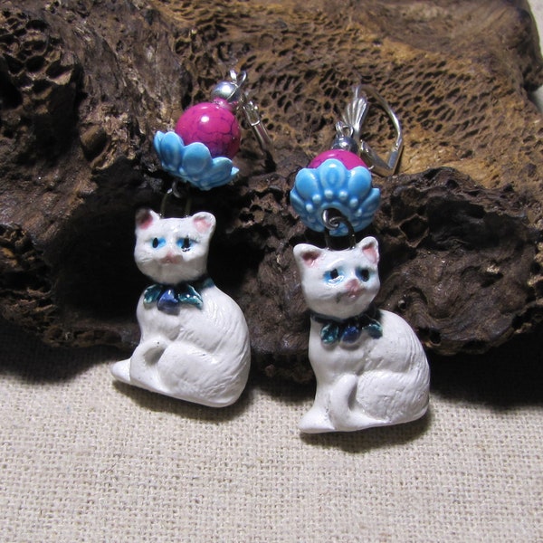 Chat blanc, boucles d'oreilles en céramique artisanale, dormeuses couleur argent, pièce unique, perle turquoise fuchsia